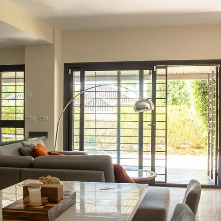 Bajo Encantador Y Familiar En Benahavis Apartment Estepona
